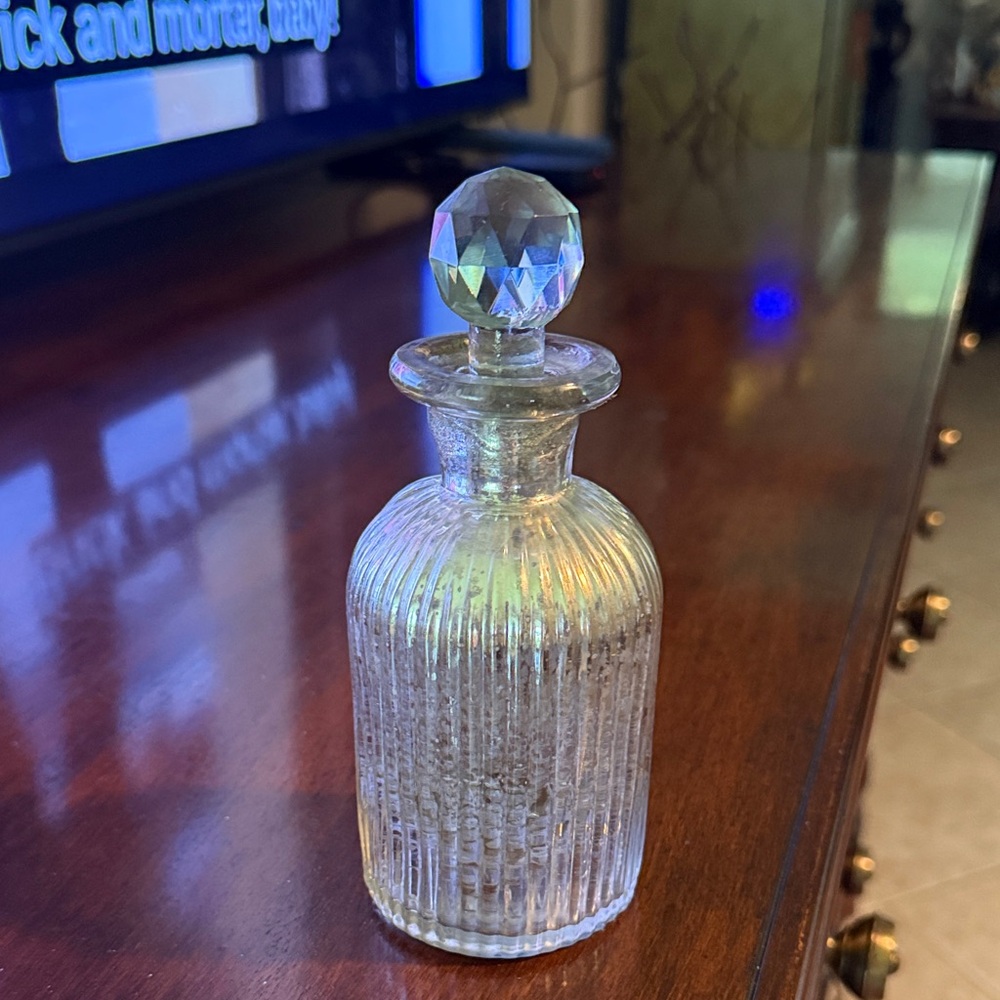 Elegant Glass Perfume Bottle with Faceted Stopper